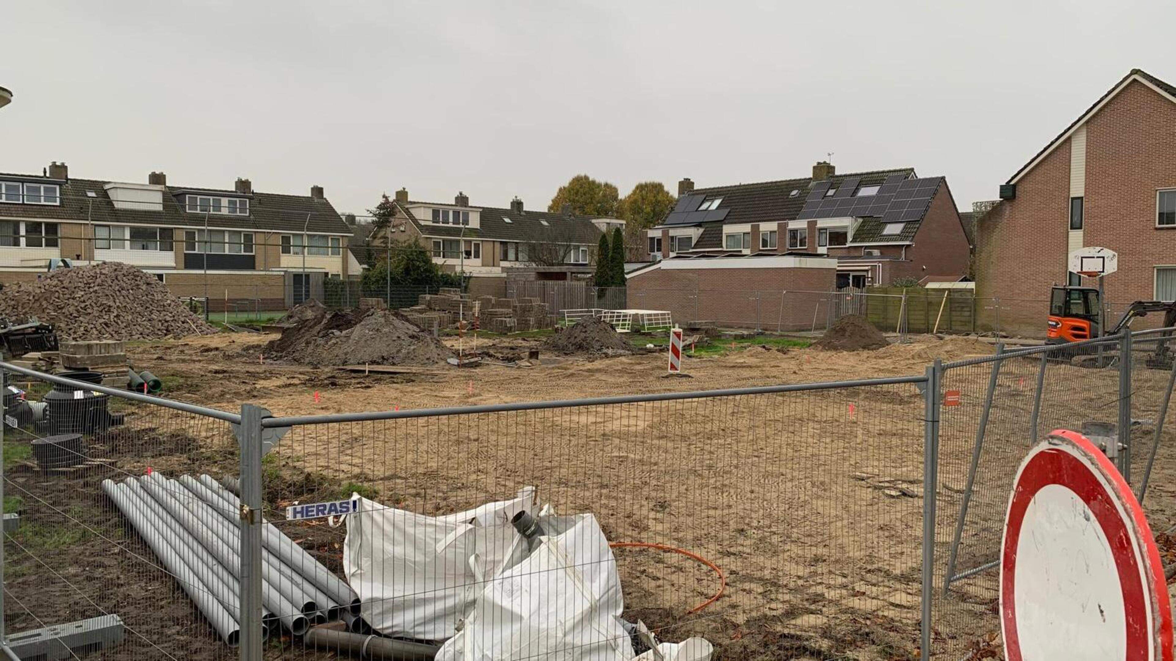 Geliefd Ilpendams trapveldje tot januari op de schop: dorpsjeugd krijgt verhard sportveldje omringd 